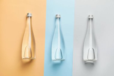 Renkli arkaplanda temiz su şişeleri