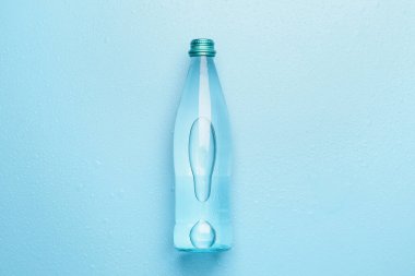 Renkli arkaplanda bir şişe temiz su