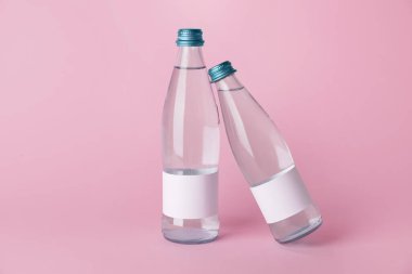 Renkli arkaplanda temiz su şişeleri