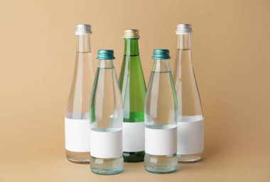 Renkli arkaplanda temiz su şişeleri