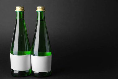 Karanlık arka planda temiz su şişeleri