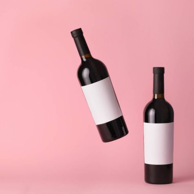 Renkli arka planda boş etiketli şarap şişeleri. Tasarım için model