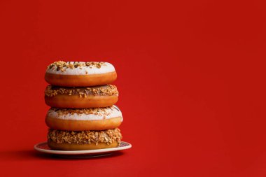 Renkli arkaplanda tatlı çörekler