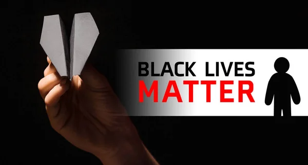 紙飛行機とテキストと女性の手Black Live Matter暗い背景に 人種主義の概念 — ストック写真