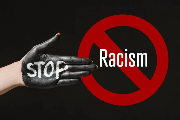 Слово Stop Написане Пофарбованій Жіночій Долоні Викреслене Слово Racism Темному — стокове фото