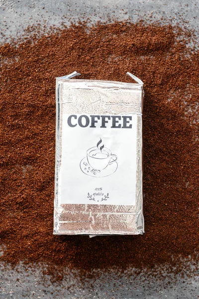 Ahşap Arka Planda Kahve Tozu Paketle — Stok fotoğraf