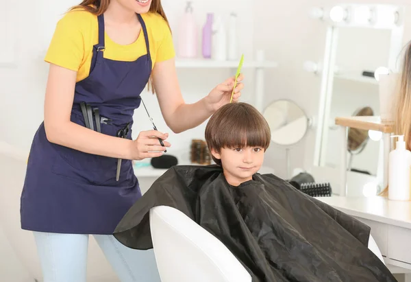 Friseurin Arbeitet Mit Kleinem Jungen Salon — Stockfoto