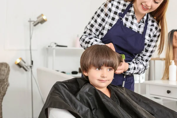 Kvindelig Frisør Arbejder Med Lille Dreng Salon - Stock-foto