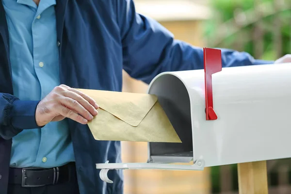 Schöner Junger Postbote Steckt Brief Briefkasten — Stockfoto