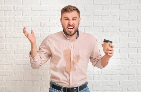 Stressad Ung Man Med Kaffe Fläckar Skjortan Vit Tegel Bakgrund — Stockfoto