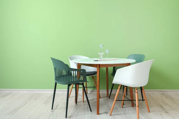 Τραπέζι Και Καρέκλες Κοντά Έγχρωμο Τοίχο — Φωτογραφία Αρχείου