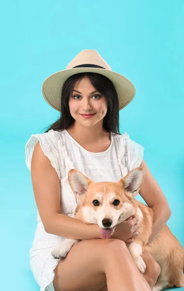 Frau Mit Niedlichem Corgi Hund Auf Farbigem Hintergrund — Stockfoto