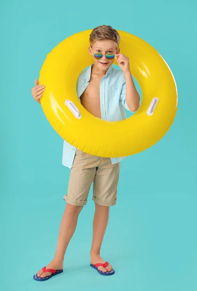 Lindo Niño Pequeño Con Anillo Inflable Sobre Fondo Color — Foto de Stock