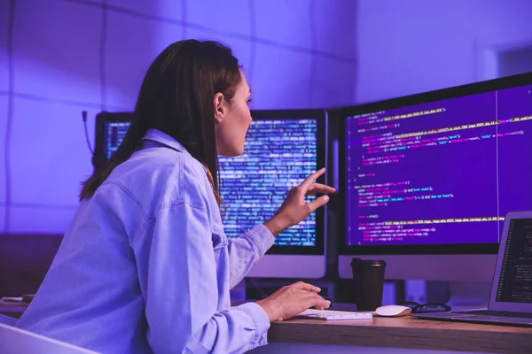 Female Programmer Working Office Night — Stock Photo, Image
