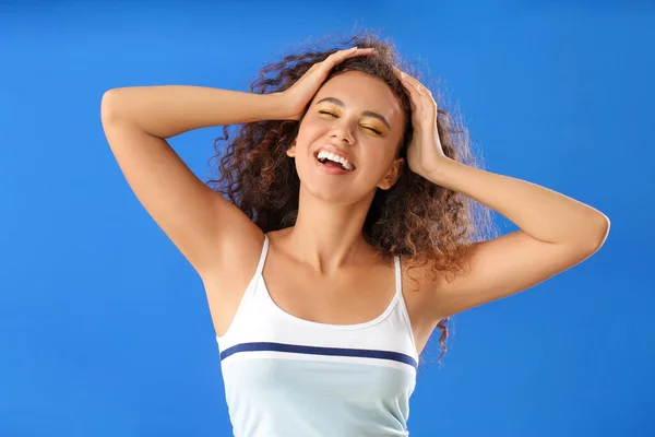 Junge Afroamerikanische Frau Mit Schönen Lidschatten Auf Farbigem Hintergrund — Stockfoto