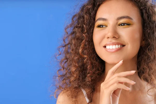 Junge Afroamerikanische Frau Mit Schönen Lidschatten Auf Farbigem Hintergrund — Stockfoto