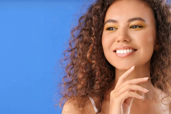 Jovem Afro Americana Com Belas Sombras Fundo Cor — Fotografia de Stock