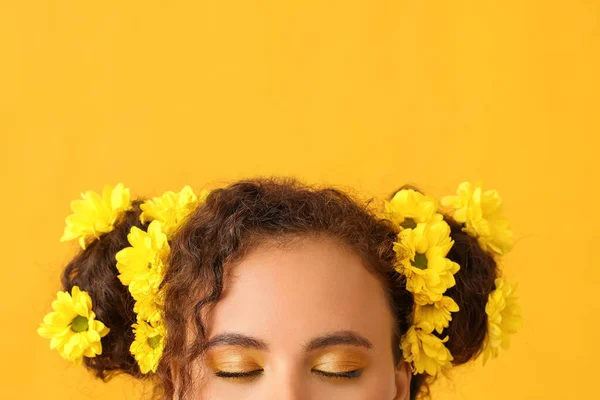 Jeune Femme Afro Américaine Avec Beaux Fards Paupières Des Fleurs — Photo