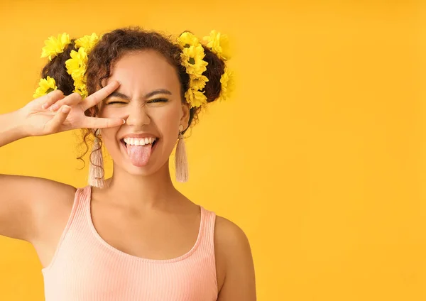 Ung Afro Amerikansk Kvinna Med Vackra Ögonskuggor Och Blommor Håret — Stockfoto