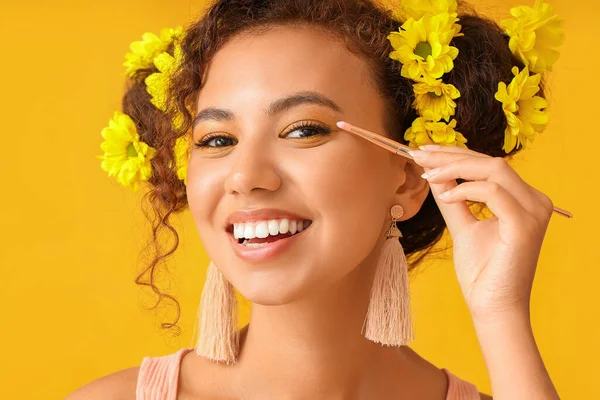 Jovem Afro Americana Aplicando Sombras Fundo Cor — Fotografia de Stock