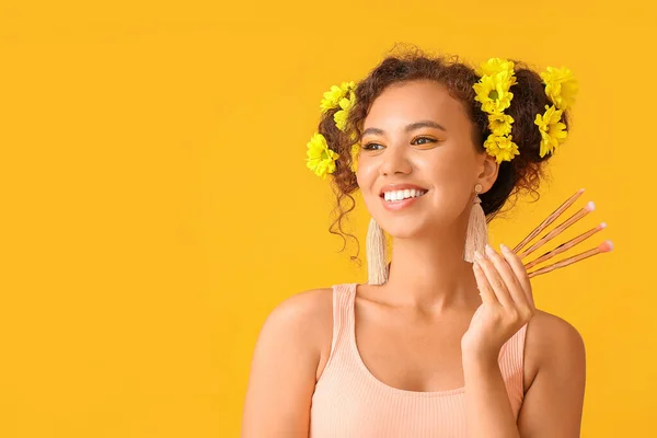 Bella Donna Afro Americana Con Pennelli Trucco Sfondo Colore — Foto Stock