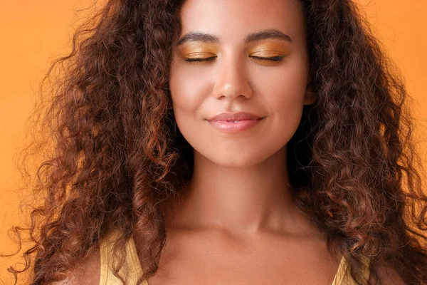 Young African American Woman Beautiful Eyeshadows Color Background — Stock Photo, Image