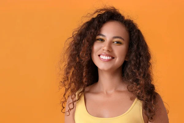 Joven Mujer Afroamericana Con Hermosas Sombras Fondo Color —  Fotos de Stock