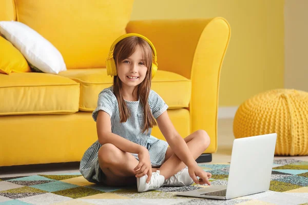Little Girl Laptop Listening Music Home — Stock Photo, Image