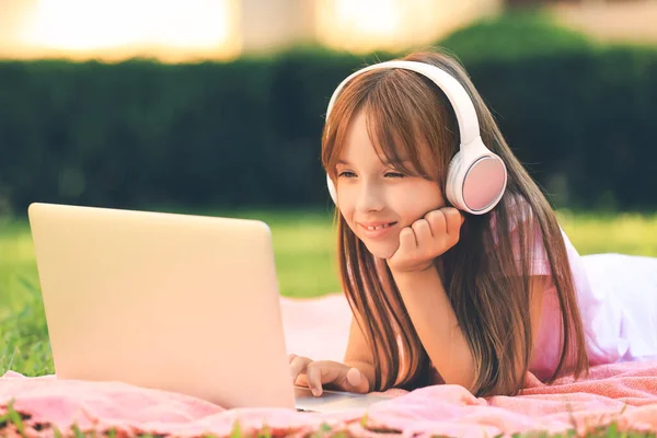 Маленька Дівчинка Ноутбуком Слухає Музику Парку — стокове фото