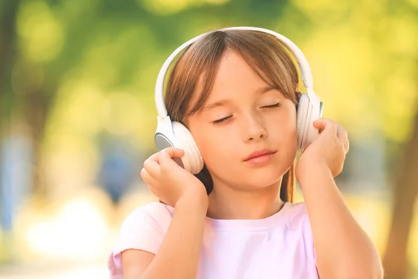 Little Girl Listening Music Park — Stock Photo, Image