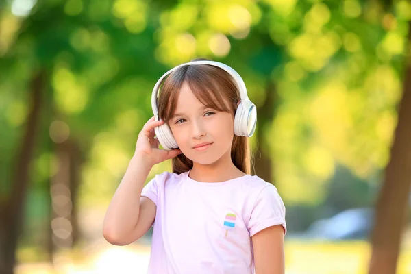 Dziewczynka Słuchająca Muzyki Parku — Zdjęcie stockowe