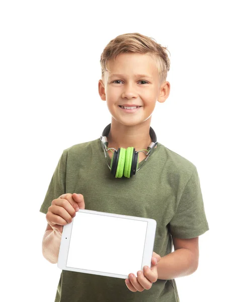 Kleine Jongen Met Hoofdtelefoon Tablet Computer Witte Achtergrond — Stockfoto