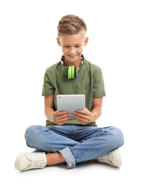 Kleine Jongen Met Hoofdtelefoon Tablet Computer Witte Achtergrond — Stockfoto