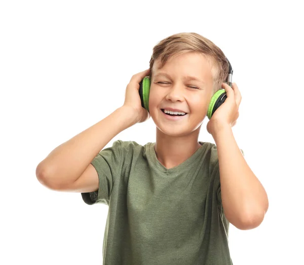 白い背景で音楽を聴く小さな男の子 — ストック写真