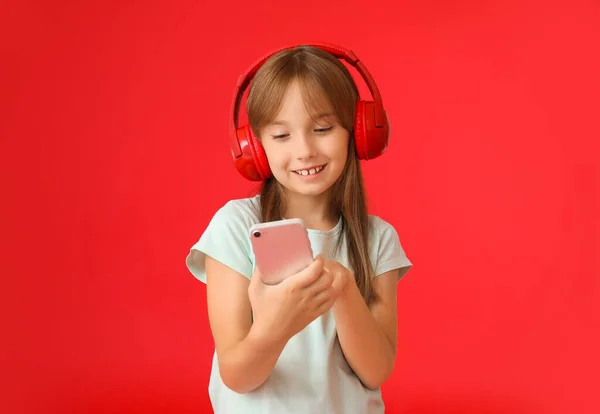 Renkli Arka Planda Müzik Dinleyen Küçük Kız — Stok fotoğraf