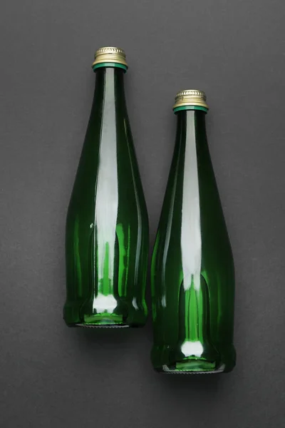 Botellas Agua Limpia Sobre Fondo Oscuro — Foto de Stock