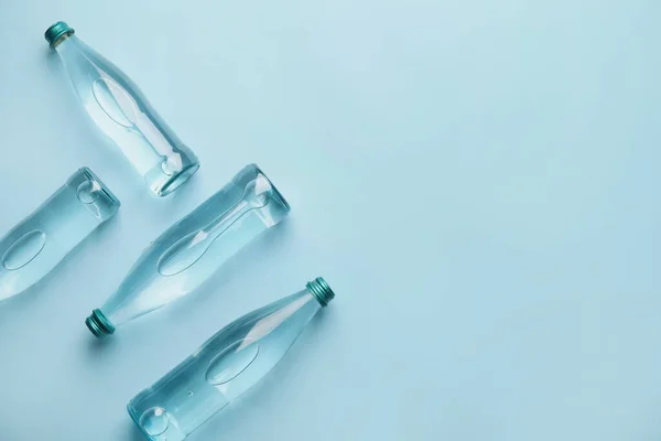 Butelki Czystej Wody Tle Koloru — Zdjęcie stockowe