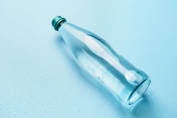色の背景にきれいな水のボトル — ストック写真