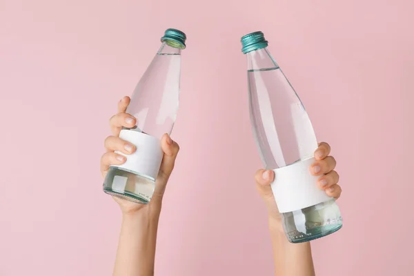 Hände Mit Flaschen Sauberen Wassers Auf Farbhintergrund — Stockfoto