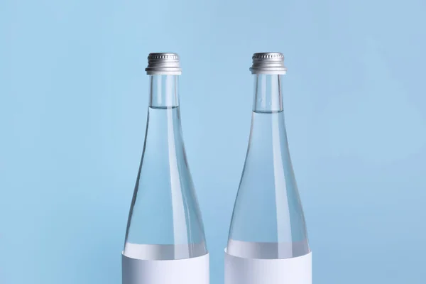 Пляшки Чистої Води Кольоровому Фоні — стокове фото