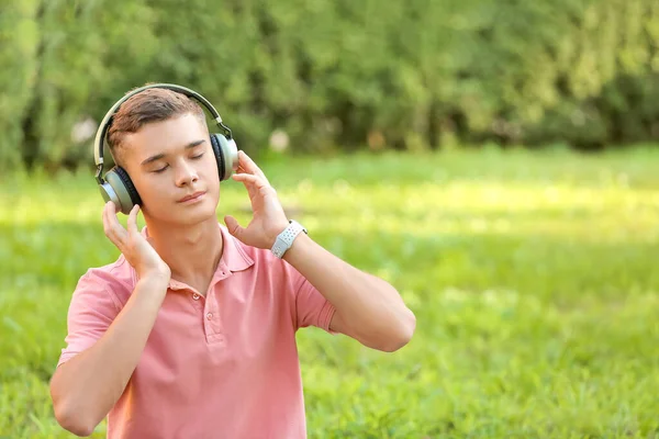 Adolescente Escuchando Música Parque — Foto de Stock