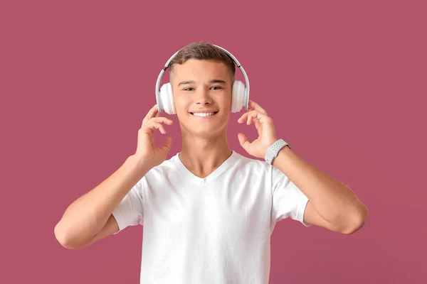 Adolescente Escuchando Música Sobre Fondo Color — Foto de Stock