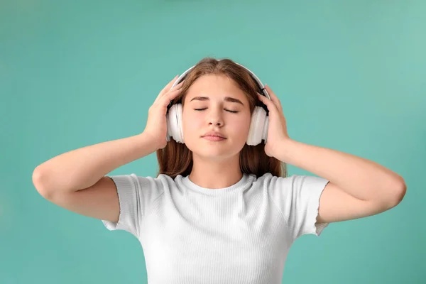 Adolescente Écouter Musique Sur Fond Couleur — Photo