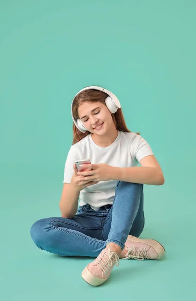 Девочка Подросток Слушает Музыку Цветном Фоне — стоковое фото