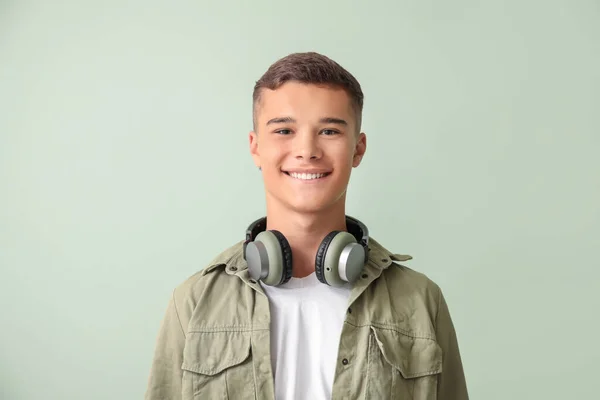 Nastolatek Słuchawkami Kolorowym Tle — Zdjęcie stockowe