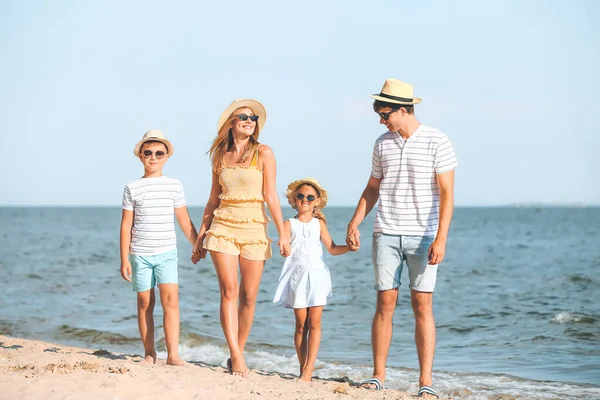 Happy Family Sea Beach Resort — Stock Photo, Image