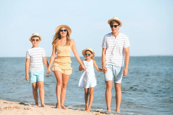 Szczęśliwa Rodzina Plaży Morskiej Kurorcie — Zdjęcie stockowe