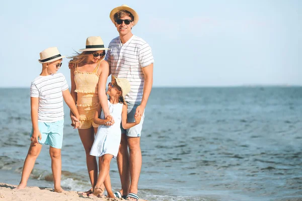 Familia Feliz Playa Del Mar Complejo — Foto de Stock