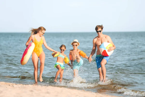 Szczęśliwa Rodzina Plaży Morskiej Kurorcie — Zdjęcie stockowe