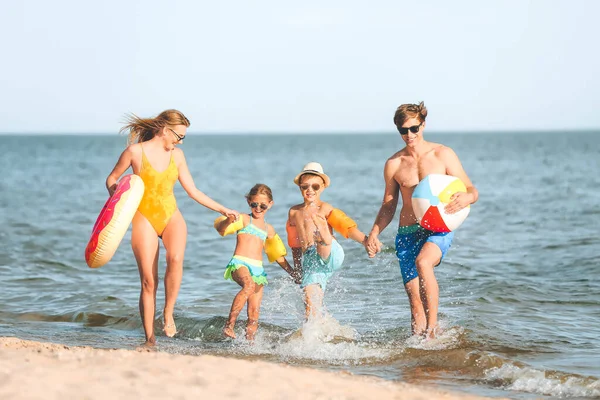 Familia Feliz Playa Del Mar Complejo —  Fotos de Stock